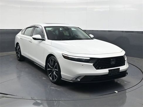 Used 2024 Honda Accord Touring image 2