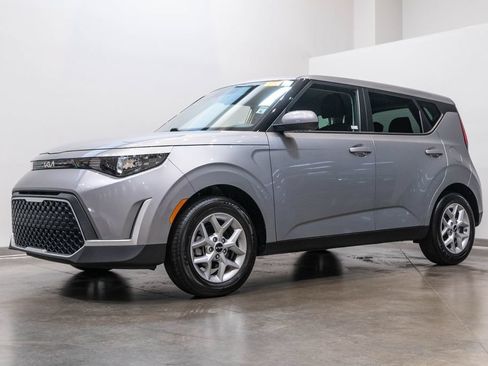 Used 2025 Kia Soul LX FWD image 3