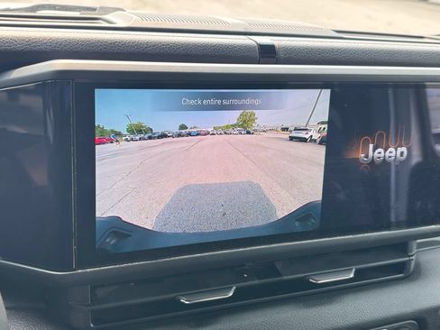 Used 2025 Jeep Gladiator Sport AWD/4WD image 11