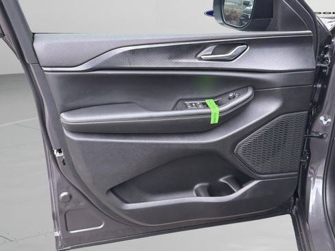 New 2026 Jeep Grand Cherokee L 2WD image 18