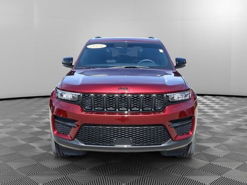 Used 2025 Jeep Grand Cherokee Altitude AWD/4WD image 10