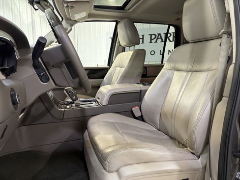 Used 2015 Lincoln Navigator 2WD image 10