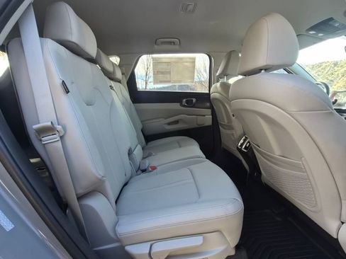 New 2025 Kia Sorento S image 19