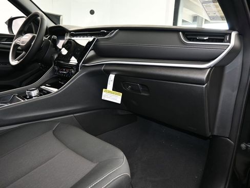 Used 2024 Jeep Grand Cherokee Laredo w/ Trailer Tow Package image 34