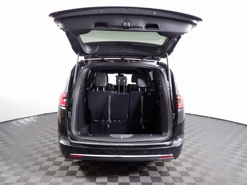 New 2025 Chrysler Pacifica Select image 12
