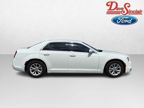 Used 2023 Chrysler 300 Touring RWD image 5