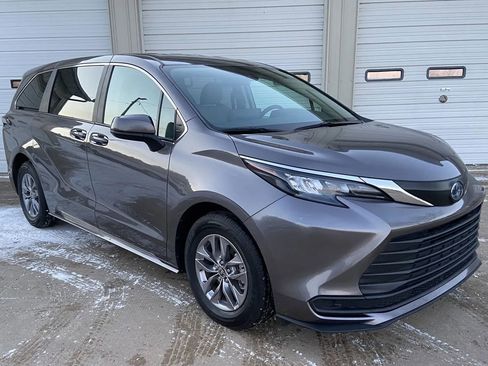 Used 2024 Toyota Sienna LE image 1