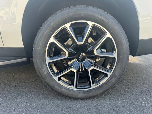 New 2026 Chevrolet Suburban LT w/ Comfort Package AWD/4WD image 9
