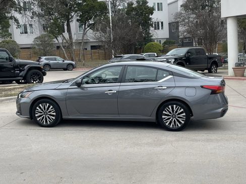 Used 2024 Nissan Altima 2.5 SV image 3
