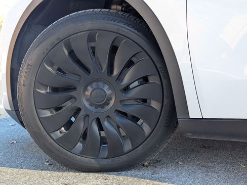 Used 2024 Tesla Model Y Long Range image 30