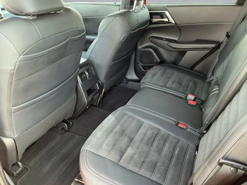 Used 2024 Mitsubishi Outlander SE image 16