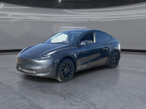 Used 2024 Tesla Model Y Long Range RWD image 3