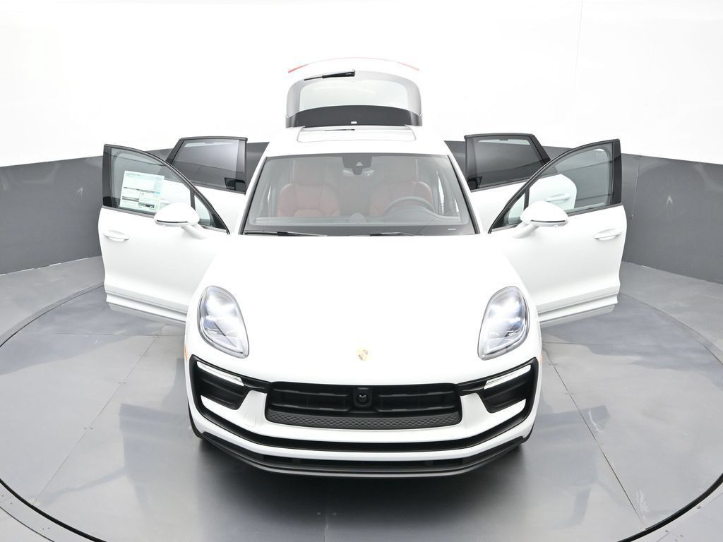 Certified 2026 Porsche Macan AWD/4WD image 32