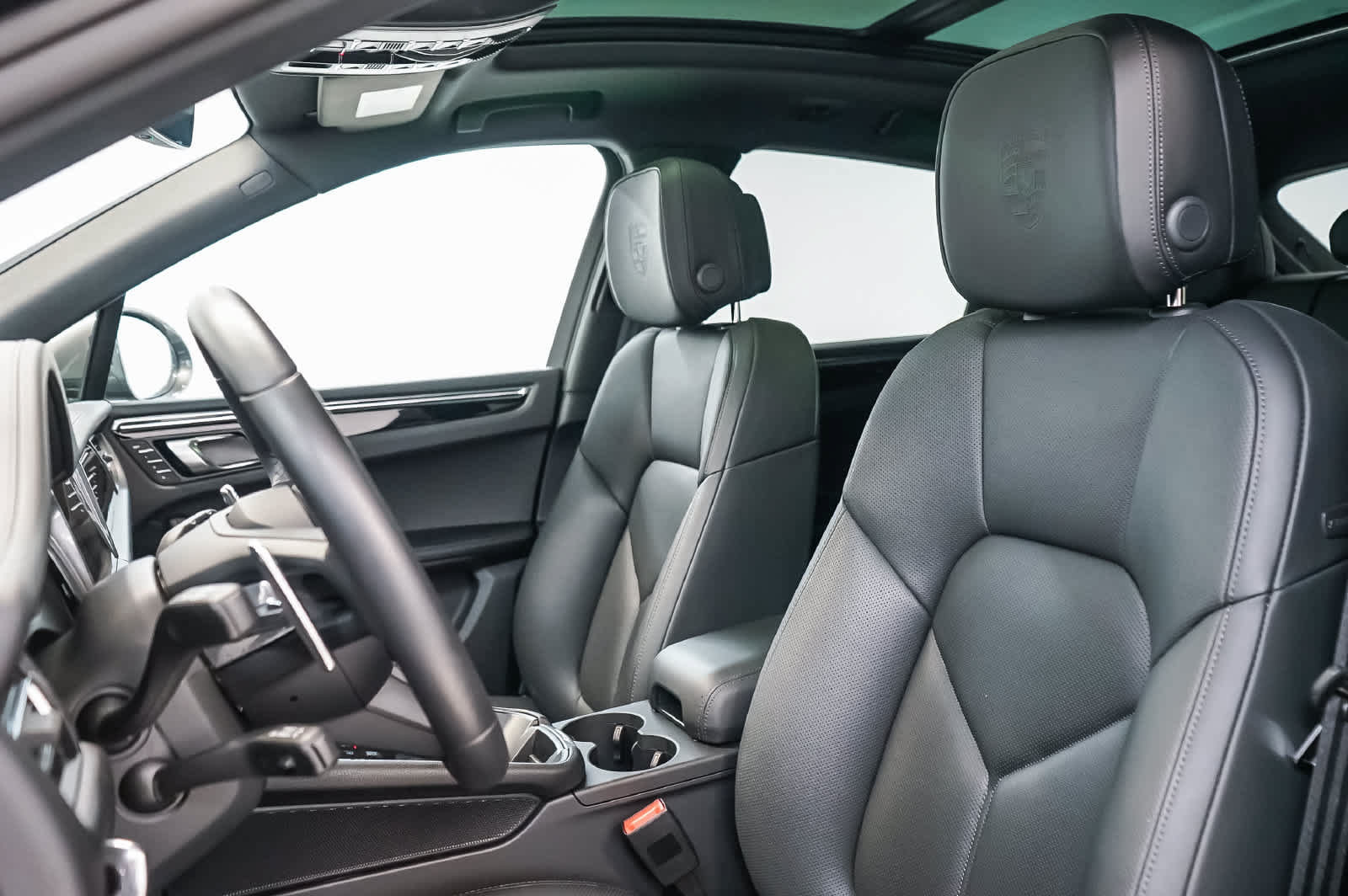 Certified 2026 Porsche Macan Turbo AWD/4WD image 5