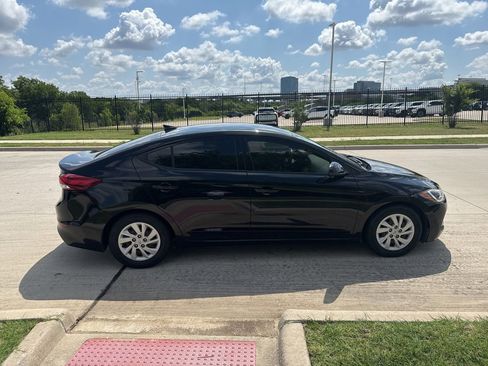 Used 2018 Hyundai Elantra SE w/ SE Connectivity Package 04 FWD image 2