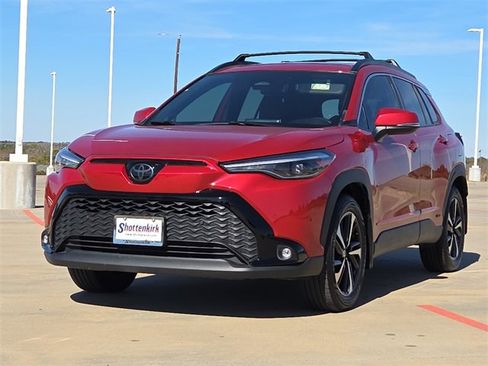 Used 2024 Toyota Corolla Cross XSE image 3