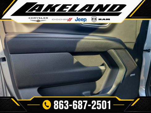 Used 2024 GMC Yukon XL SLT w/ SLT Premium Package AWD/4WD image 16