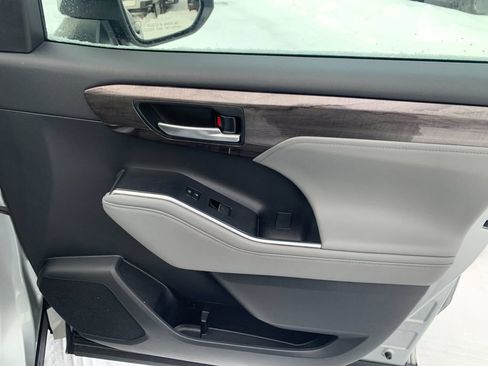 Used 2023 Toyota Highlander Platinum image 21