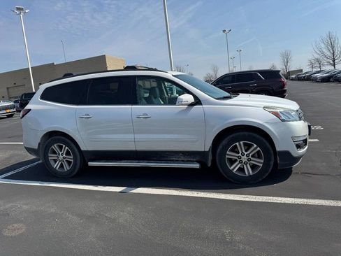 Used 2017 Chevrolet Traverse LT image 2