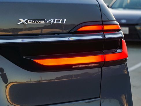 Used 2024 BMW X7 xDrive40i w/ Premium Package image 12