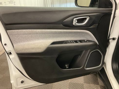 Used 2024 Jeep Compass Latitude image 10