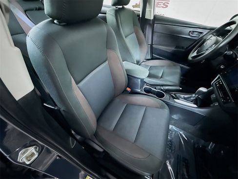 Used 2019 Toyota Corolla LE image 28