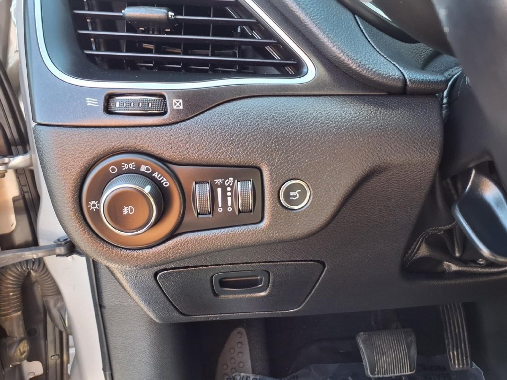Used 2019 Jeep Cherokee Trailhawk w/ Comfort/Convenience Group AWD/4WD image 15