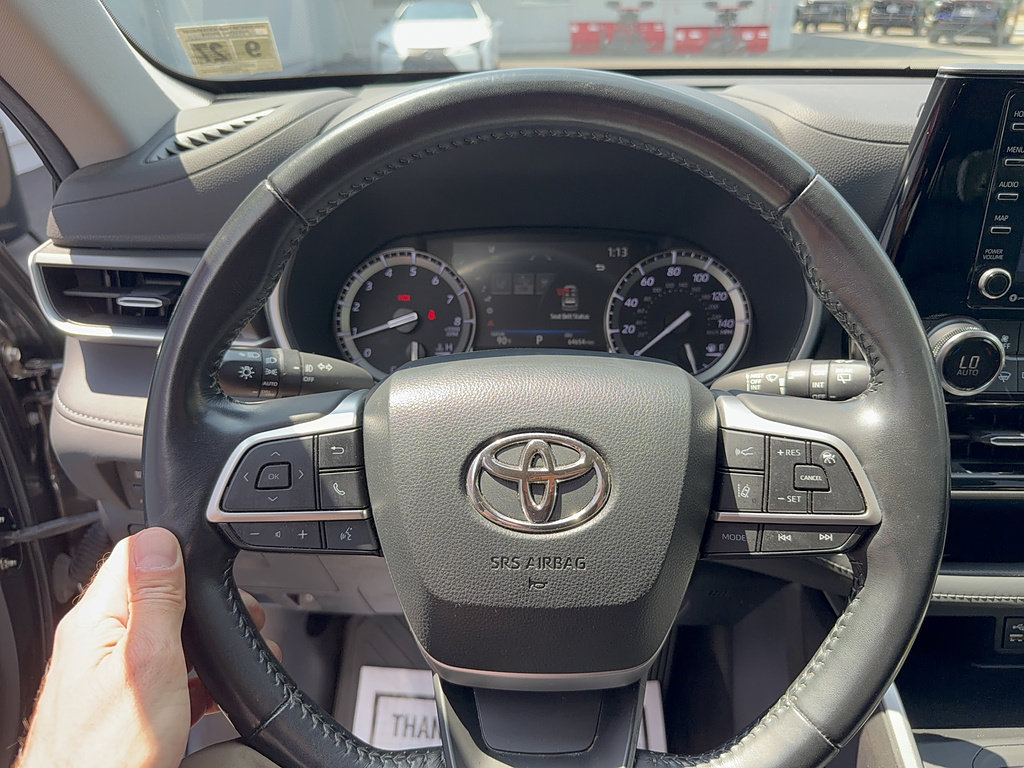 Used 2022 Toyota Highlander XLE AWD/4WD image 12