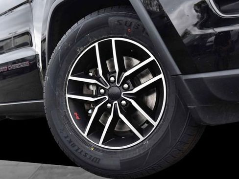 Used 2019 Jeep Grand Cherokee Trailhawk w/ Trailhawk Luxury Group AWD/4WD image 3