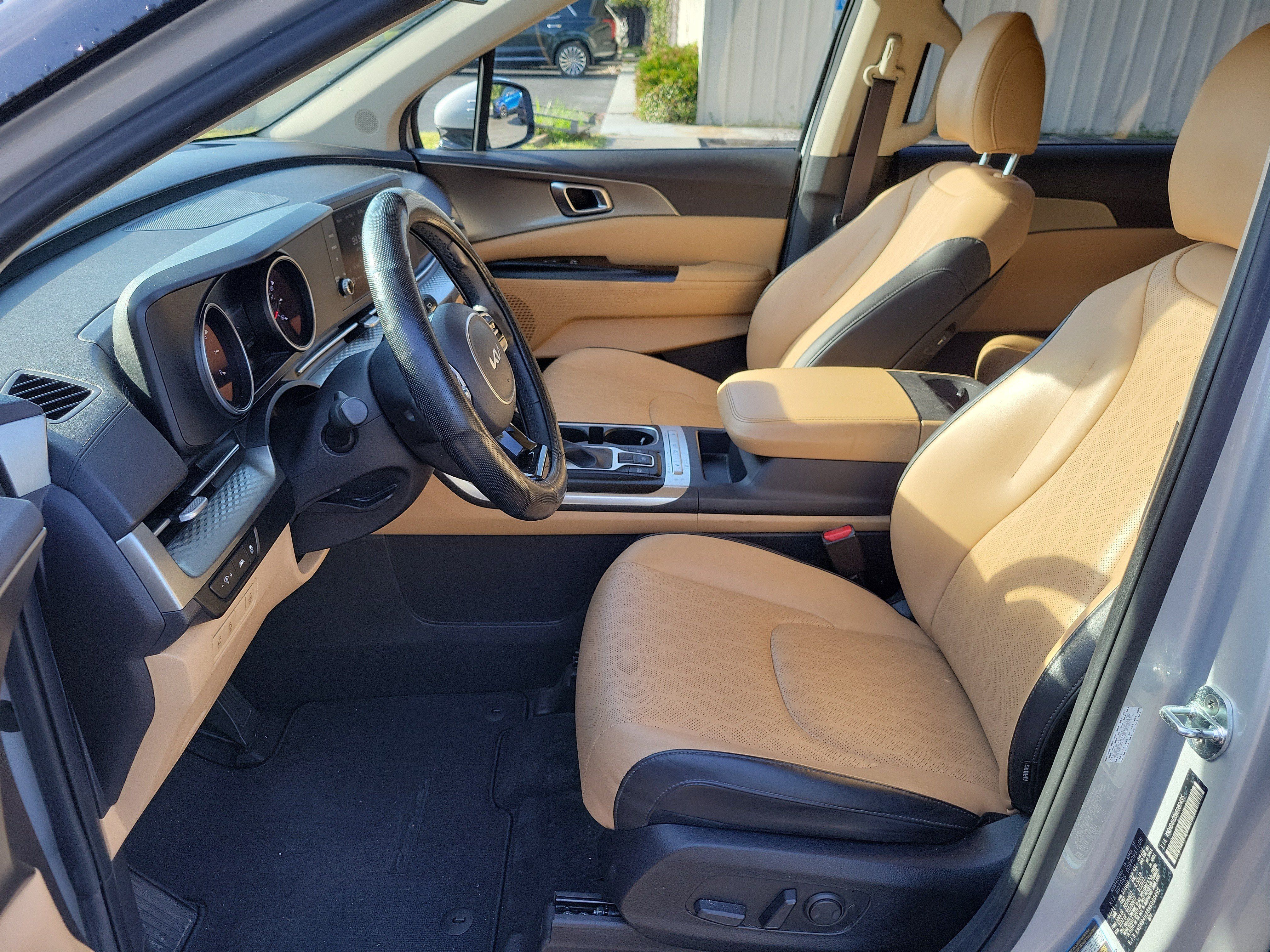 Used 2022 Kia Carnival LX FWD image 21