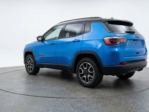 Used 2025 Jeep Compass Trailhawk image 6