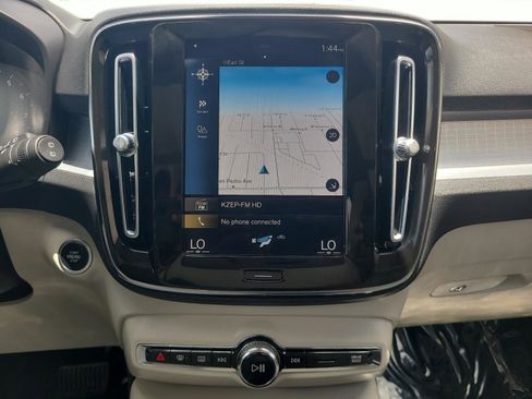 Used 2021 Volvo XC40 T4 Momentum w/ Premium Package FWD image 14