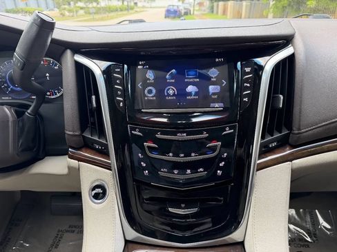 Used 2017 Cadillac Escalade 2WD image 10