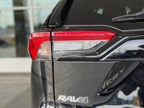 Certified 2022 Toyota RAV4 LE AWD/4WD image 11
