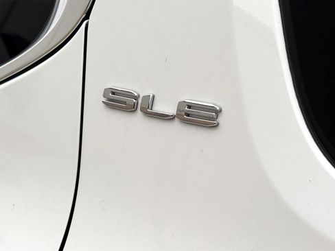 Certified 2023 GMC Acadia SLE image 9