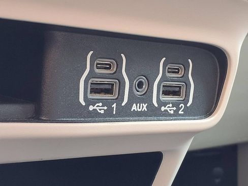 Used 2024 Chrysler Pacifica Touring-L FWD image 27