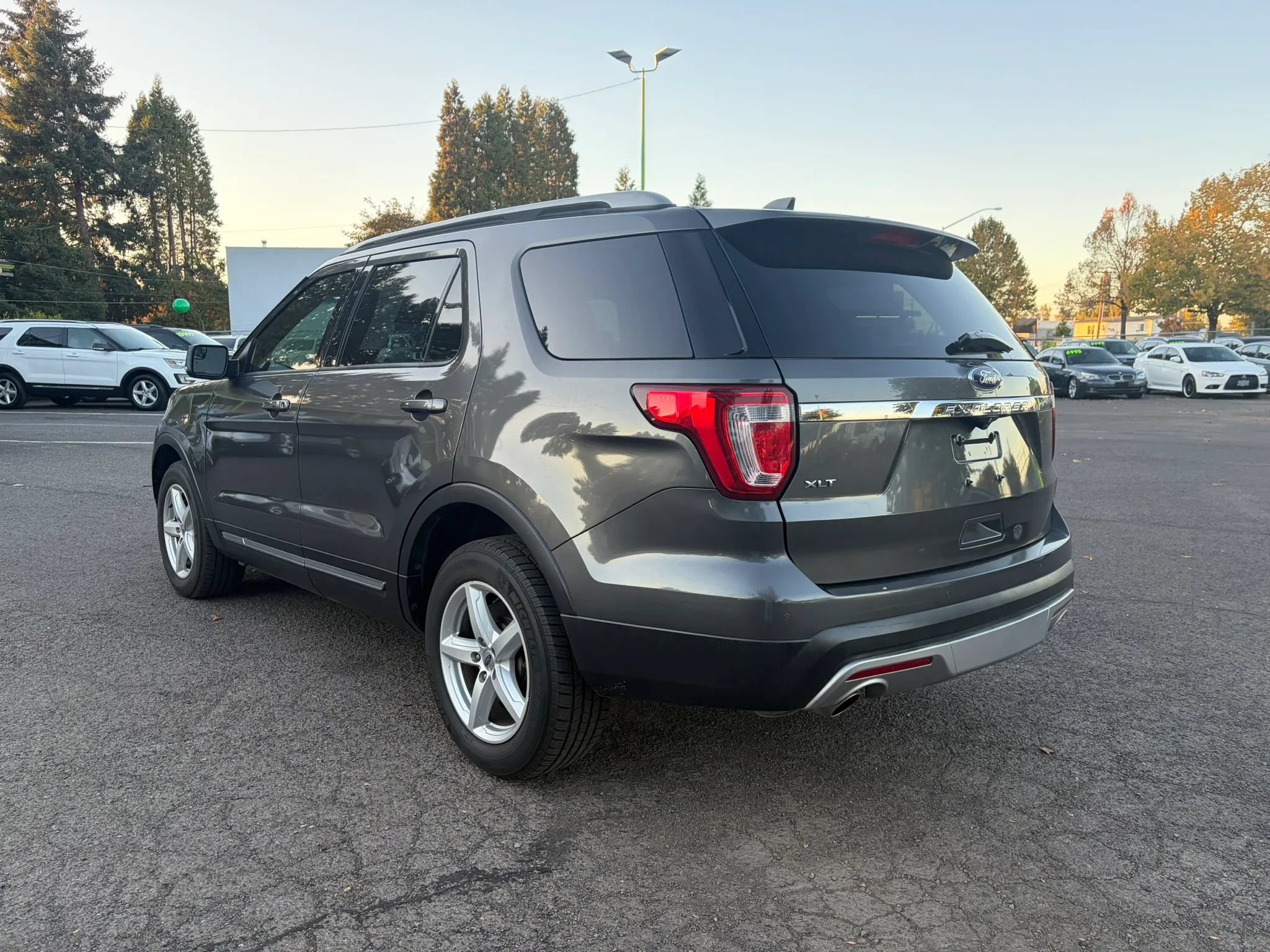 Used 2017 Ford Explorer XLT w/ Equipment Group 202A AWD/4WD image 5