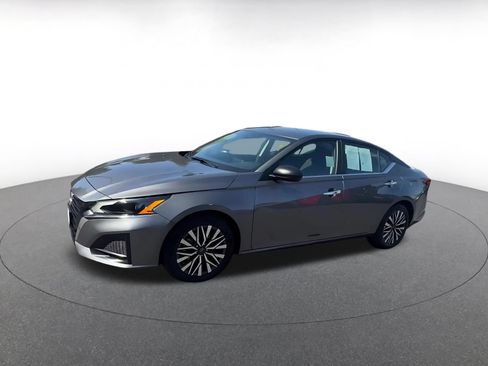 Used 2025 Nissan Altima 2.5 SV FWD image 8