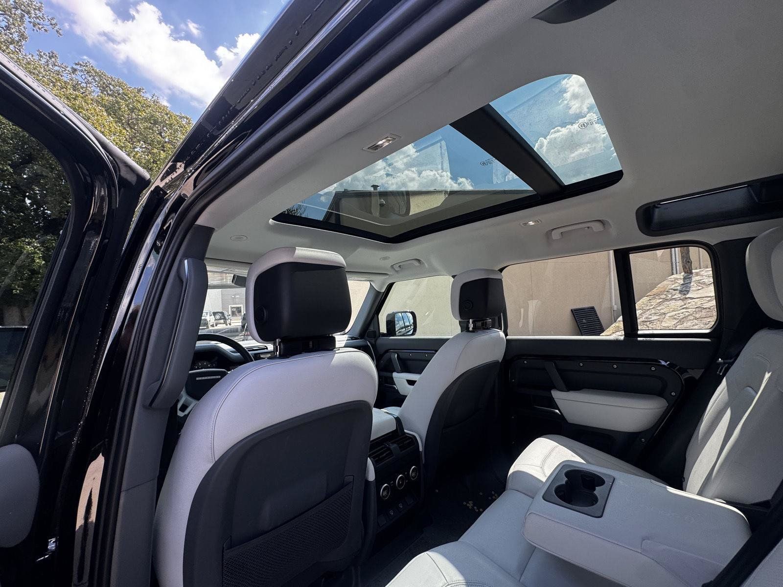 Certified 2025 Land Rover Defender 110 X-Dynamic SE AWD/4WD image 15