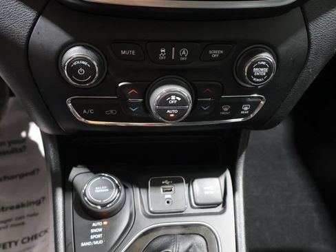 Used 2021 Jeep Cherokee Limited AWD/4WD image 27