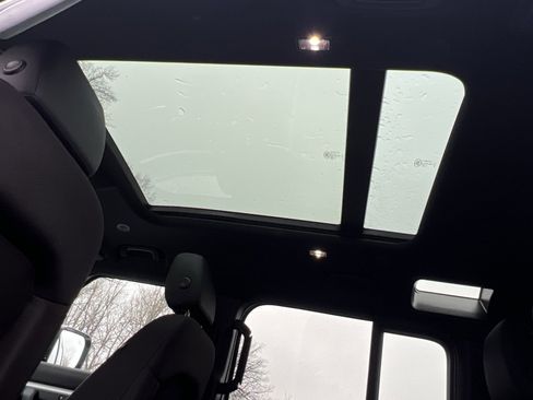 Used 2025 Land Rover Defender 110 S image 22