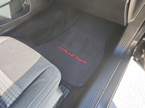 Used 2015 Dodge Challenger SXT image 26