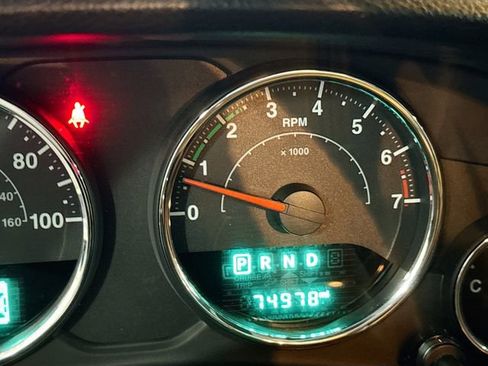 Used 2015 Jeep Wrangler Unlimited Rubicon w/ Connectivity Group image 13