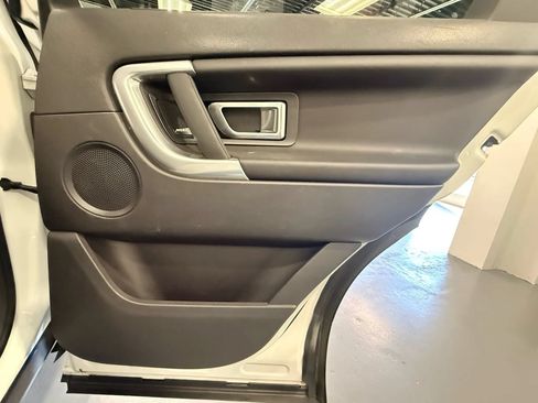 Used 2017 Land Rover Discovery Sport SE AWD/4WD image 29