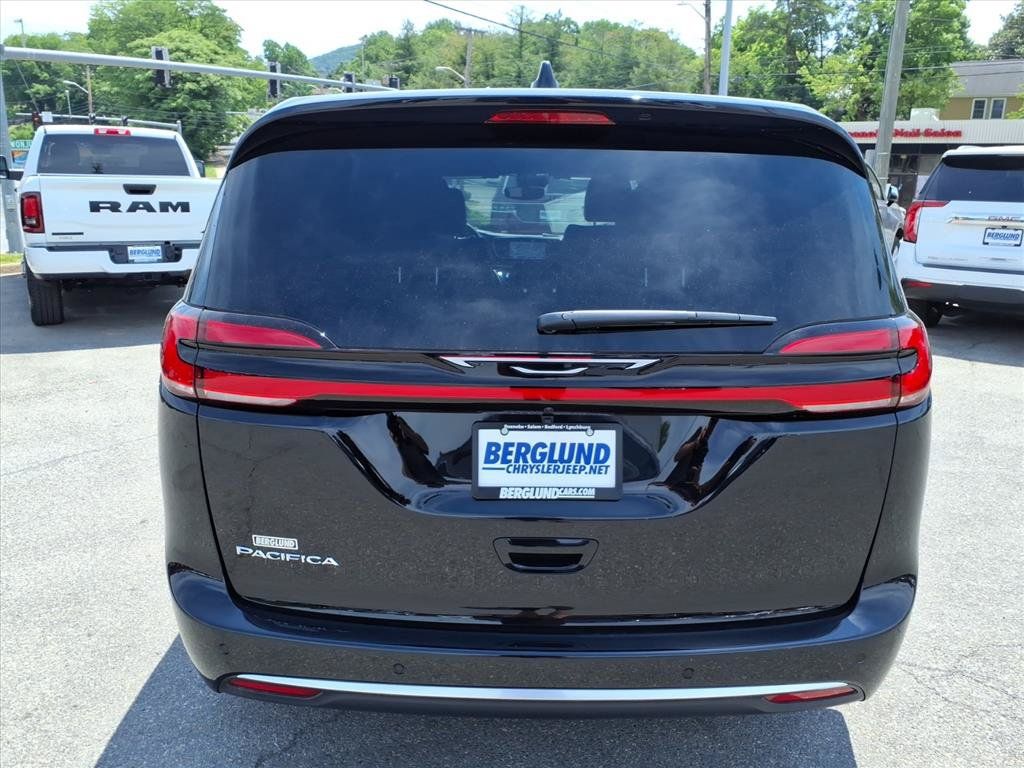 New 2027 Chrysler Pacifica Select FWD image 5