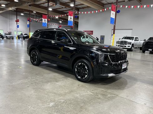 Used 2024 Kia Sorento S image 7