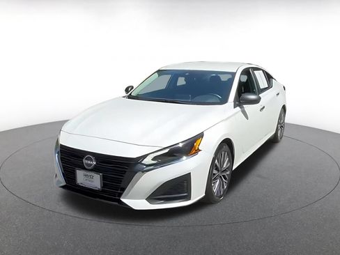 Used 2025 Nissan Altima 2.5 SV FWD image 7
