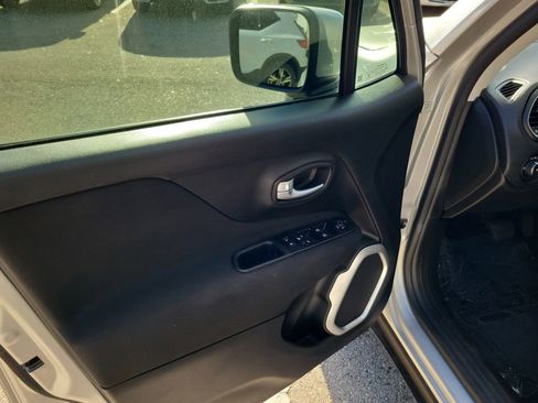 Used 2021 Jeep Renegade Latitude image 23