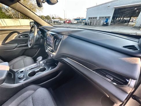 Used 2023 Chevrolet Traverse LT w/ Rear Camera Mirror Package image 28