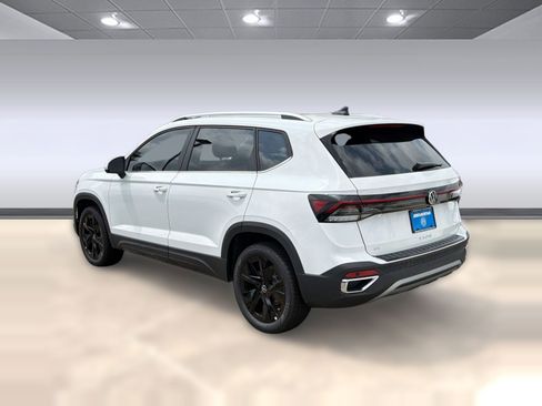 New 2026 Volkswagen Taos SE FWD image 3
